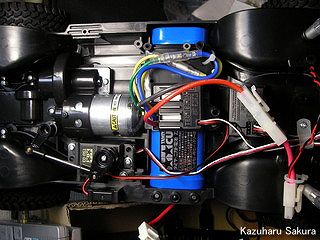 タミヤ CC-01 FJクルーザー 製作記  ～ シャーシ製作 ～ 走行用バッテリーの搭載